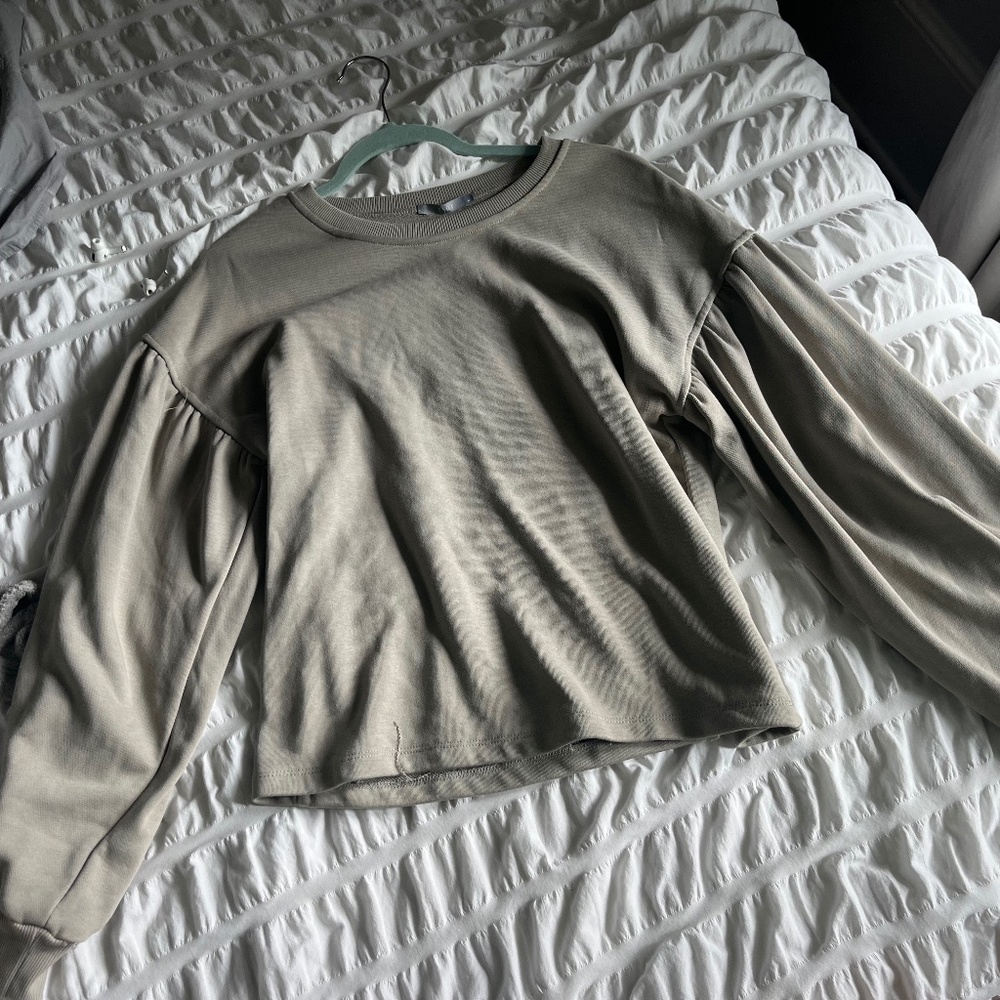 TART SWEATER SIZE M NWT